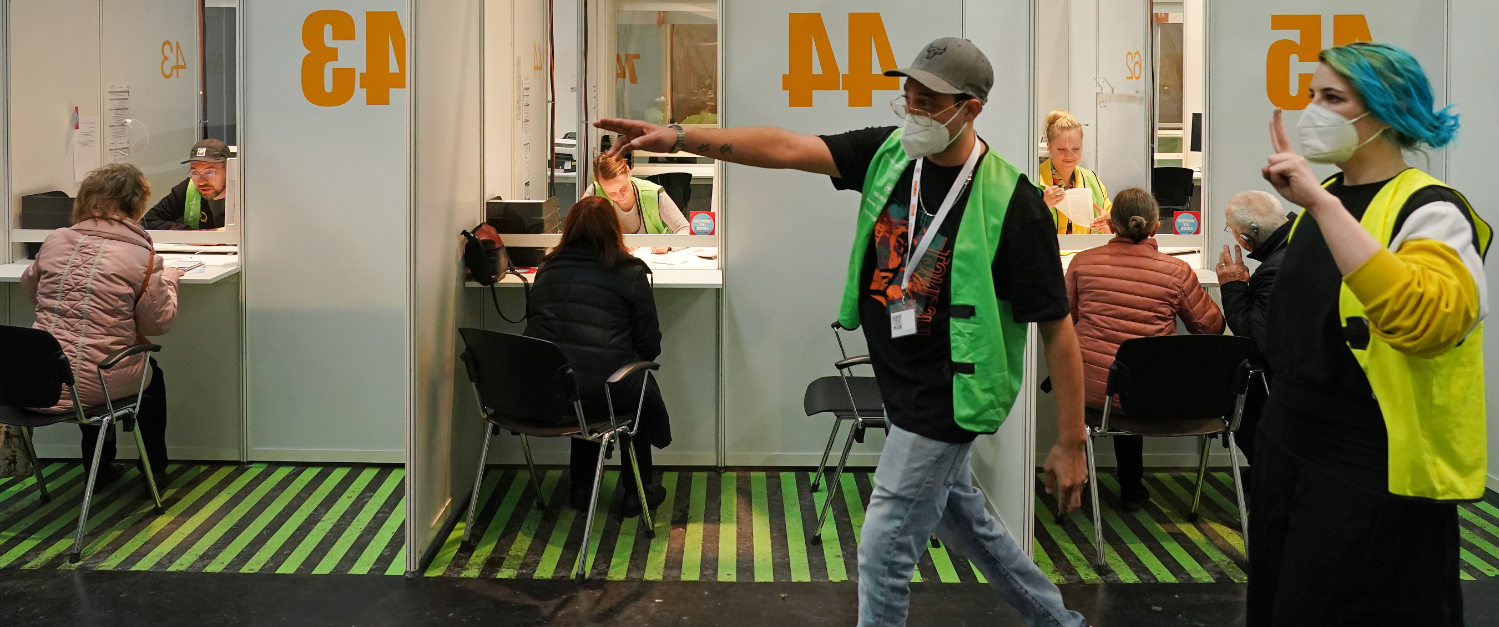Vaccinations Continue As Pandemic Third Wave Intensifies Impfbetreuung